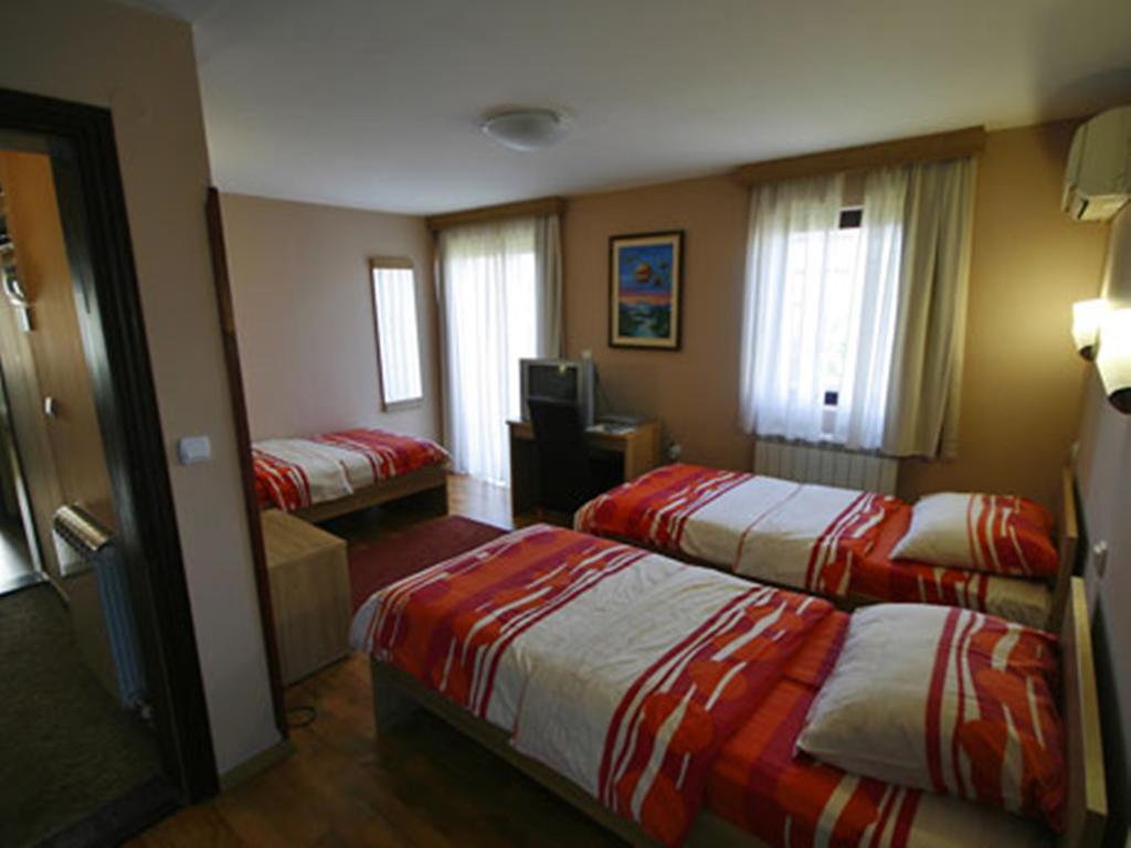 Hotel Ambiente Podgorica Værelse billede